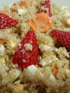 Una foto de Ensalada de quinoa y fresas
