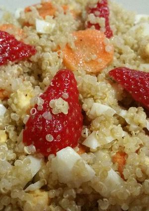 Una foto de Ensalada de quinoa y fresas