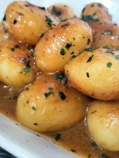Una foto de Patatas a la mantequilla con salsa de verduras