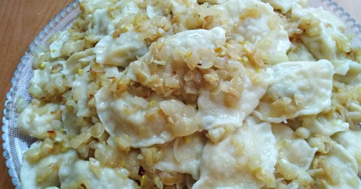 Вареники с картошкой и капустой квашеной рецепт. Вареники с картошкой и капустой. Вареники с картофелем и квашеной капустой. Вареники с картошкой и кислой капустой. Вареники с кислой капустой.