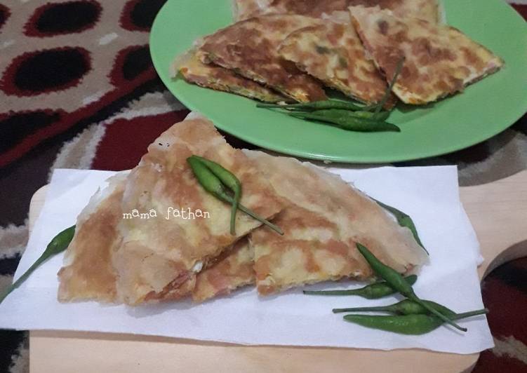 Cara Gampang Menyiapkan Martabak kulit lumpia telur wortel sosis daun bawang yang Enak Banget