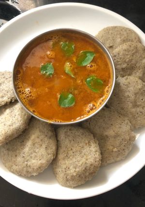 A picture of Sabut moong idli.