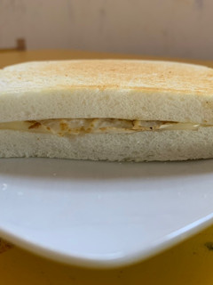 Una foto de Pan con huevo y queso a la sartén