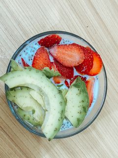 Foto resep Overnight oat with strawberry avocado