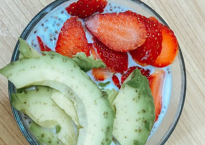 Cara Gampang Menyiapkan Overnight oat with strawberry avocado Anti Gagal