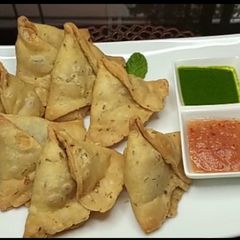 A picture of Aloo Ke samosay.