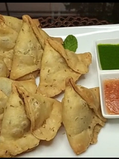 A picture of Aloo Ke samosay.