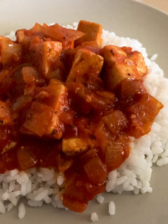 Una foto de Tofu con sofrito de tomate 🍅