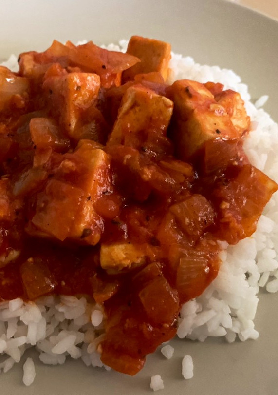 Una foto de Tofu con sofrito de tomate 🍅