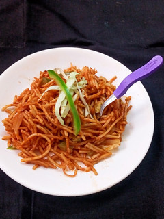 હક્કા નૂડલ્સ (Hakka Noodles Recipe in Gujarati) રેસીપી મુખ્ય ફોટો