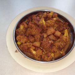 A picture of Potato cauliflower curry.