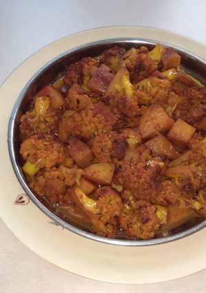 A picture of Potato cauliflower curry.