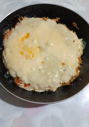 Una foto de Tortilla de verduras a la sartén con cubierta de cebolla, tomate y mozzarella