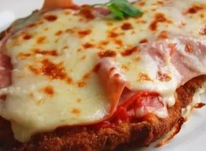 Una foto de Milanesa napolitana
