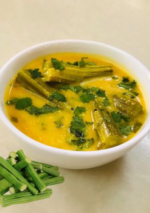 સરગવાની શીંગ ની કઢી (Saragva Shing Kadhi Recipe In Gujarati) રેસીપી મુખ્ય ફોટો