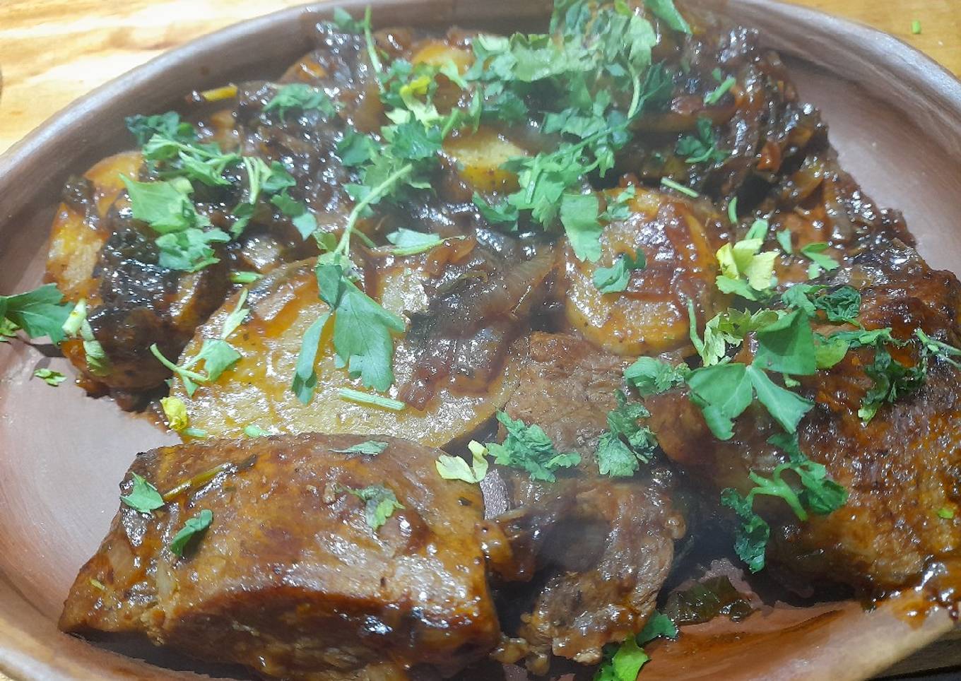 Asado americano en barbacoa con cebolla y papas en adobo de vino