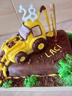 Nehézgép/földmunkagép torta laktózmentesen és gluténmentesen recept fotója