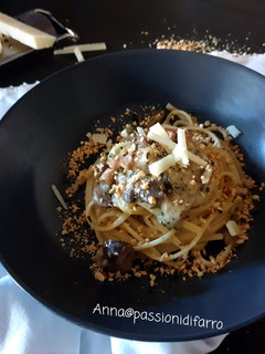 Foto di Linguine con crema di pecorino,funghi e granella di nocciole