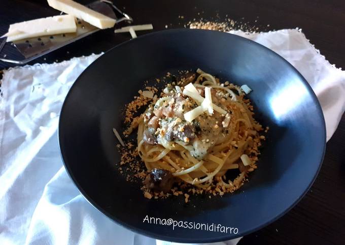 Ricetta di Fatto in casa Linguine con crema di pecorino,funghi e granella di nocciole