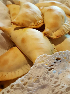 Una foto de Empanadas de verdura, atún y queso. Económicas!