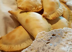 Una foto de Empanadas de verdura, atún y queso. Económicas!