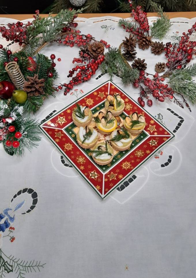 Кошики з авокадо, кальмарами та мідіями