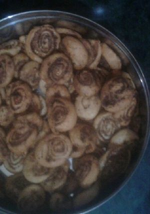 भाकरवड़ी नमकीन (Bhakarwadi namkeen recipe in Hindi) रेसिपी मुख्य फोटो