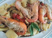 Una foto di paccheri ai gamberi