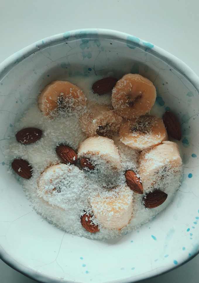 Una foto de Yoghurt 🍦 casero con yoghurtera de coco 🥥 almendras y banana 🍌