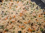 Una foto di cous cous con piselli