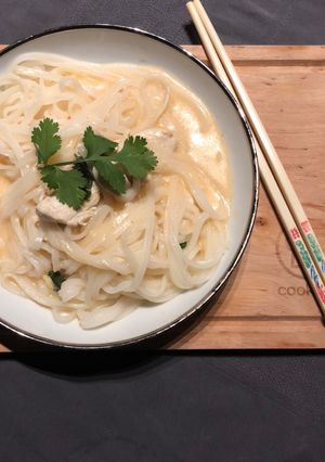Une photo de Soupe de nouilles au poulet et curry rouge