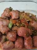 Taquitos de salchichas frescas en salsa