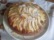 Una foto di torta di mele con uvetta e cannella