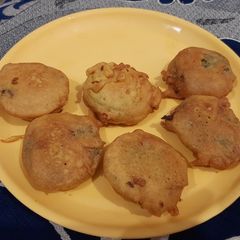 A picture of Aloo Bade.