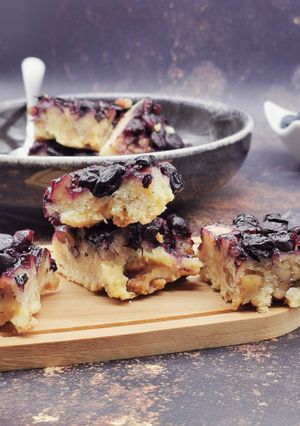 Une photo de CRUMBLE-BARRE AUX MYRTILLES