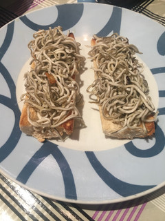 Una foto de Tostas de gulas con guindilla