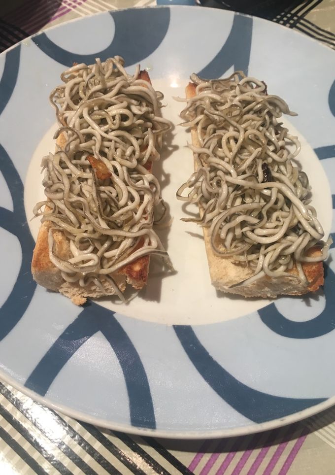 Una foto de Tostas de gulas con guindilla