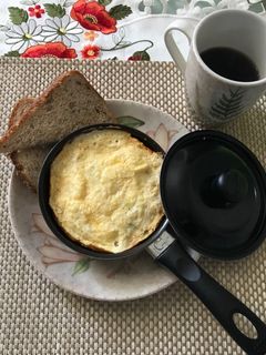 Una foto de Huevo a la cacerola, con 3 quesos