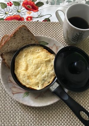 Una foto de Huevo a la cacerola, con 3 quesos