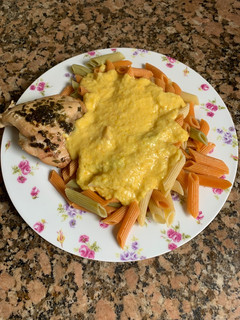 Una foto de Fideos con salsa huancaína y pollo al horno