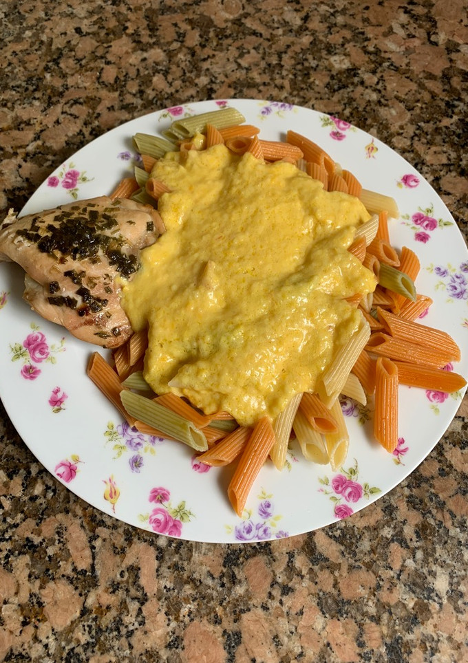 Una foto de Fideos con salsa huancaína y pollo al horno