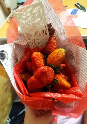 Hình của món Hướng dẫn làm bó hoa dâu tây tặng người thân.