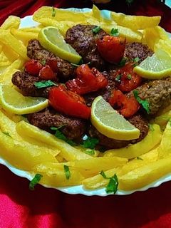 صورة لوصفة كفتة لحم مشوية مع بطاطس مقلية ❤️