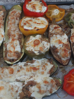 Una foto de Calabacín, berenjena y pimientos tricolor rellenos gratinados