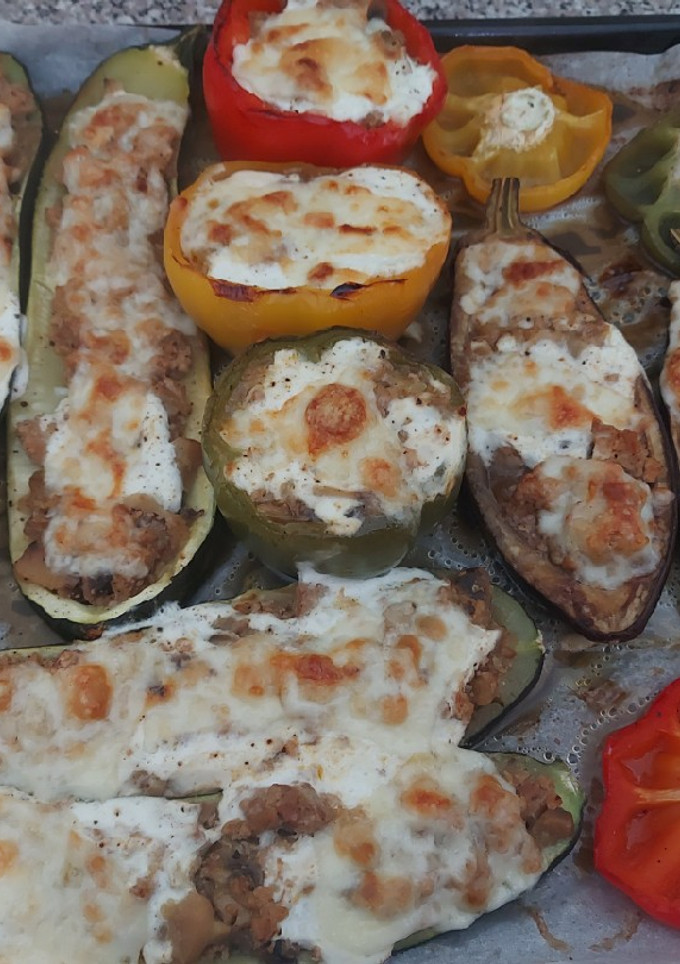 Una foto de Calabacín, berenjena y pimientos tricolor rellenos gratinados