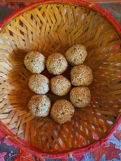 तिल गुड़ के लड्डू (Til gud ke laddu recipe in Hindi) रेसिपी मुख्य फोटो