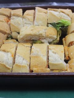 Una foto de Bocadillos destrozados de jamón cocido y pimientos