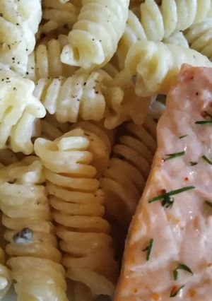 বেকড স্যালমন উইথ পেপার পাস্তা (baked salmon with pepper pasta recipe in Bengali) রেসিপির প্রধান ছবি