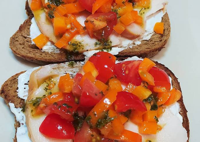Брускетта с курицей и овощами