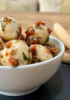 Una foto de Perlas de mozzarella marinadas
